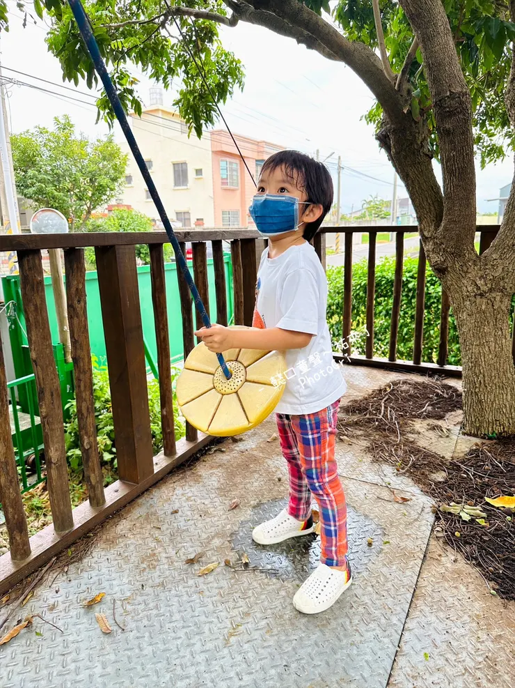 🔺玩滑索玩到眼睛都發亮的孩子。這是盤式滑索，腦傷兒無法玩，常兒可以玩。
