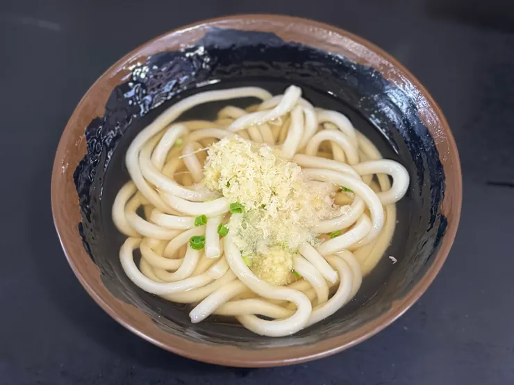 用滑溜又彈牙的烏冬當早餐，非常暖胃！