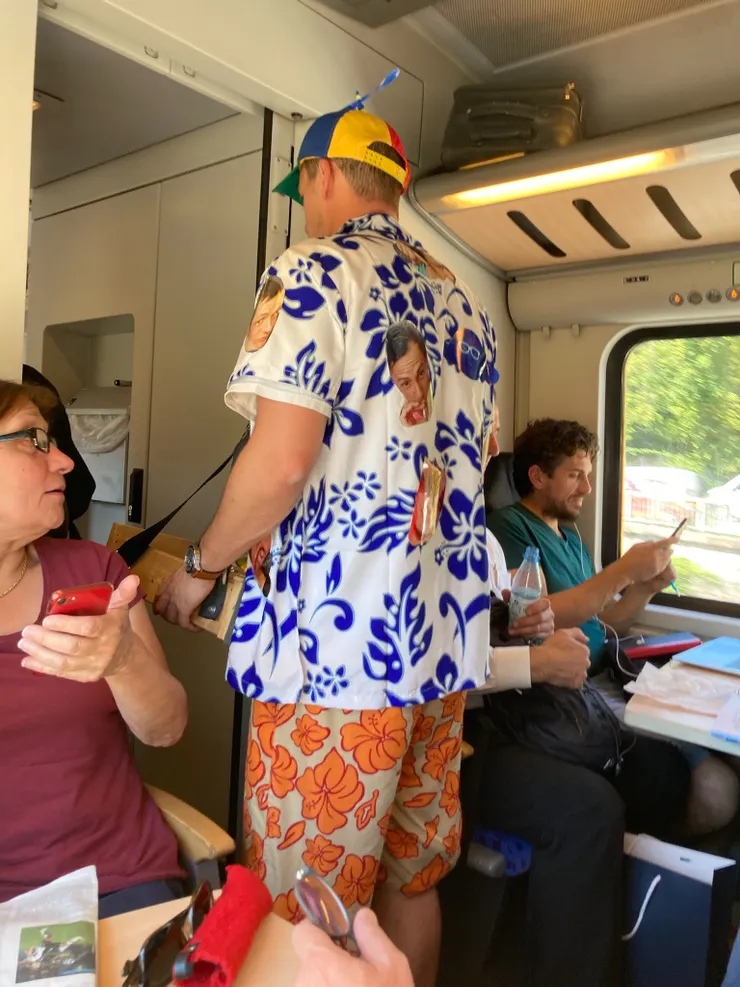 準新郎在火車上兜售小物品，哥兒們跟在後面助興搞怪