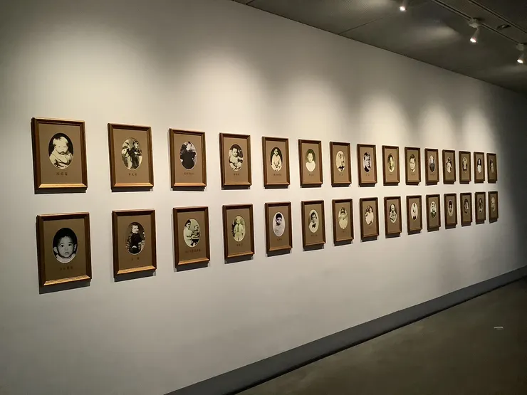 《小甜心》並列展示名人的童年照片。