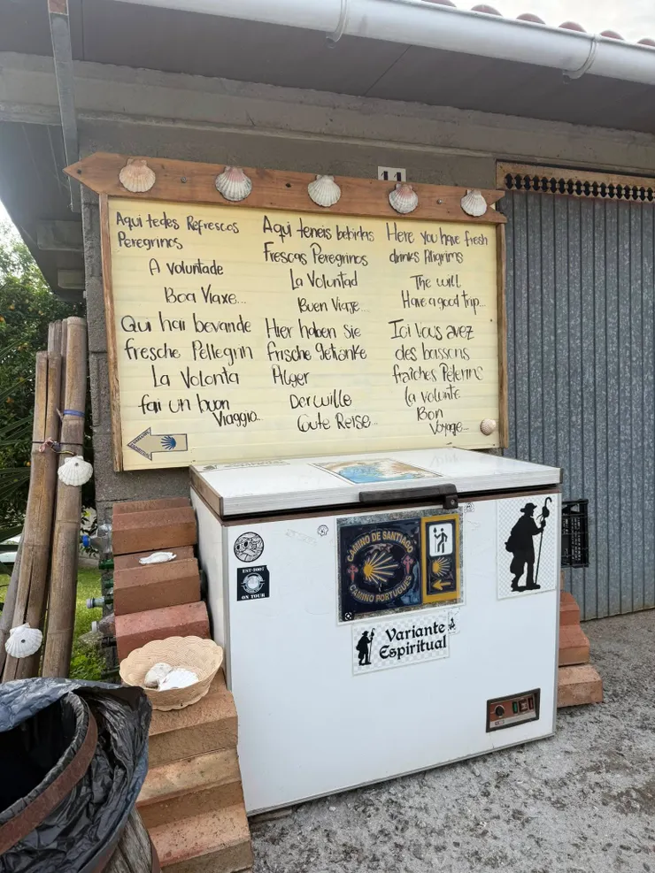 進入長爬升路段前，最後的補給站，朝聖者們暱稱：良心小冰箱