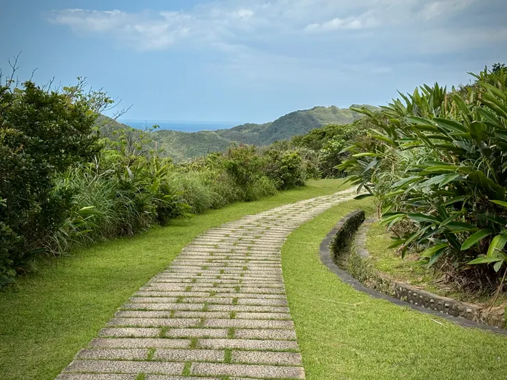 平坦的步道，推輪椅或嬰兒車都可以