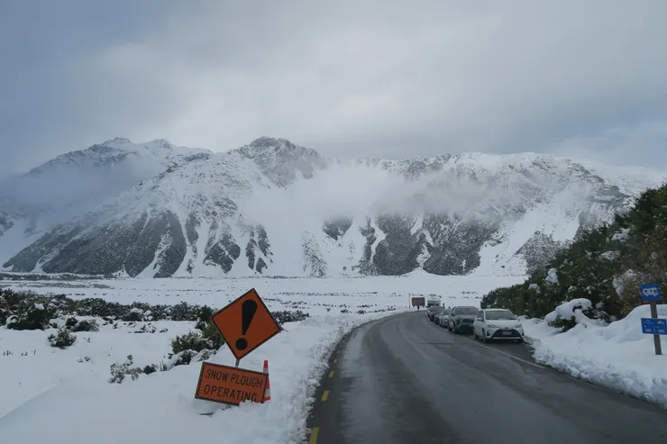 對,就是前面那個路牌,左邊有一條小徑可以走下去