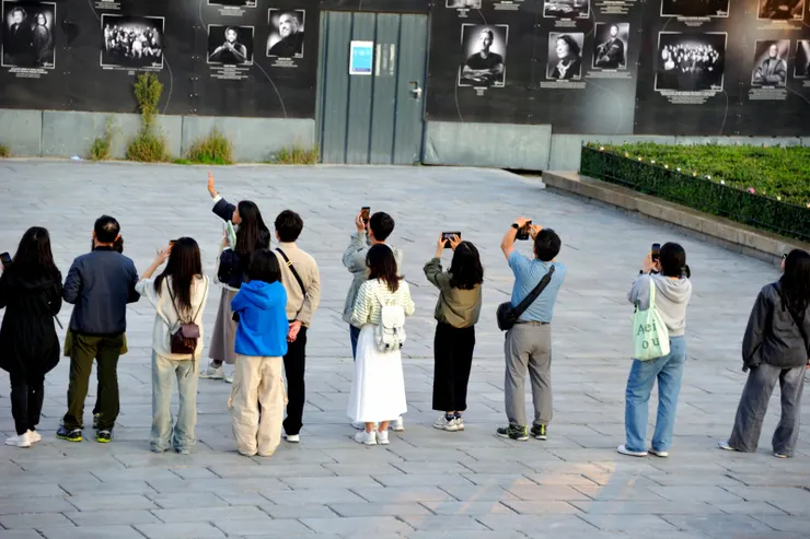 【雖不能進尊前留影一見仍勝百聞】