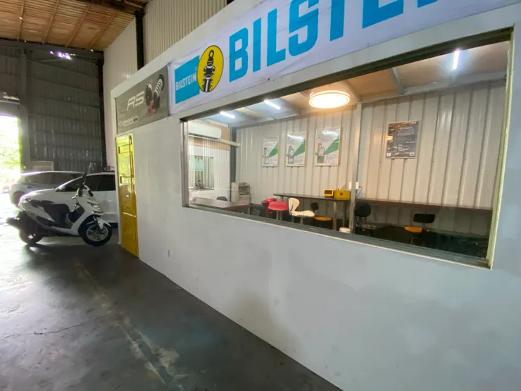 裡面有個有冷氣的休息室。