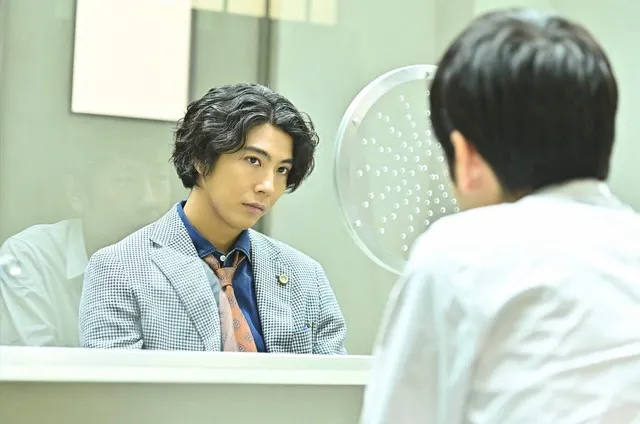 三輪雖然嘴上經常對溫人說：「之後你要給我大筆酬勞喔。」實際上還是會為了朋友拔刀相助的角色，曾多次協助溫人解決法律上的問題。圖片來源：cinemacafe.net