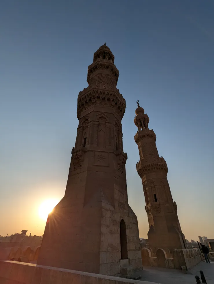 城門上壯麗的雙塔建築