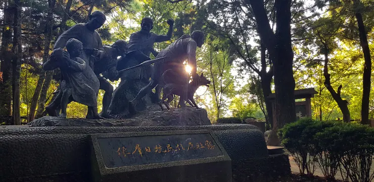 宛如栩栩如生的真人站立在眼前,以微薄的力量捍衛家園。