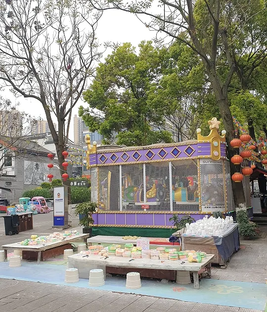 長壽古鎮商店較少,多了擺攤的小販,比較像是夜市