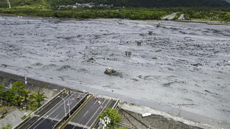 2025年9月23日,花蓮縣馬太鞍溪堰塞湖發生潰壩,造成嚴重災情(圖:菱傳媒)