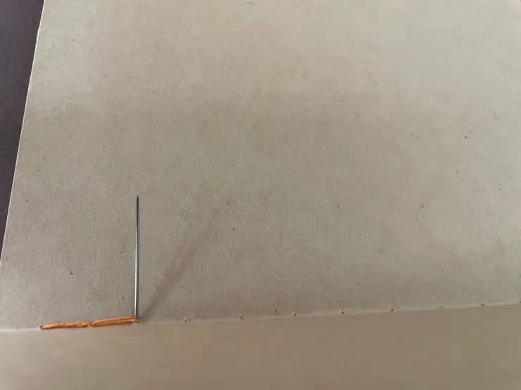 穿出來的線要穿進與第二台對齊的洞口中，像這樣。