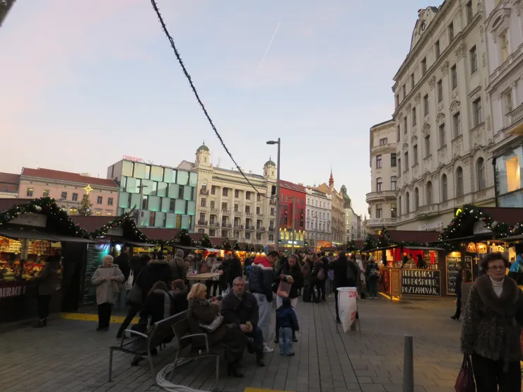 自由廣場是布爾諾聖誕市集最多攤位所在地