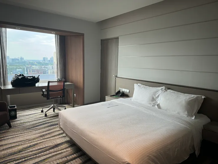 一大床房型，超大類落地窗的窗簾打開可以居高臨下看到忙碌的街區，空間也很寬敞。