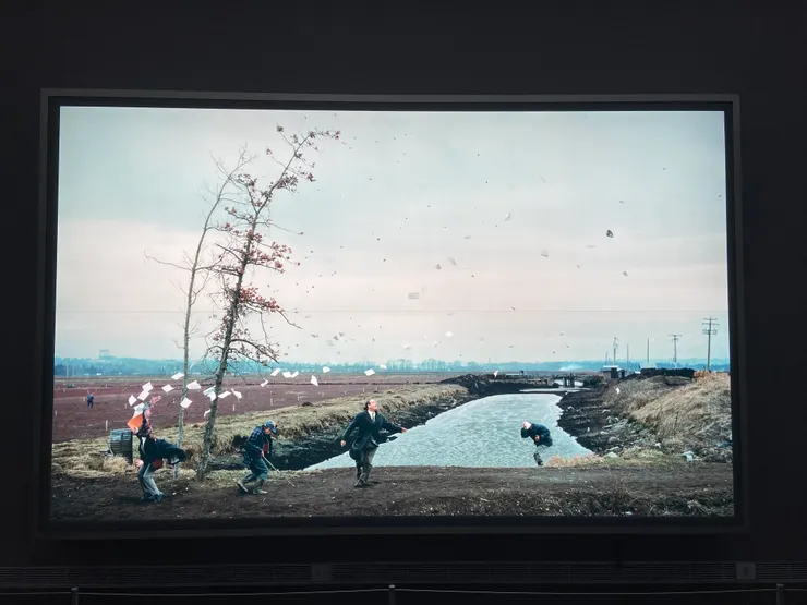 傑夫．沃爾（Jeff Wall）《突如其來的一陣風》