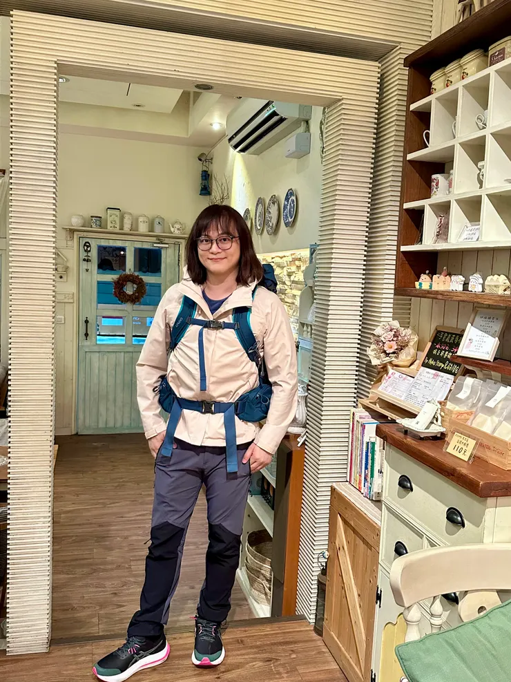 志得意滿的拍下首日照片，友人看到照片立刻糾正我「腰帶要綁在髖骨」