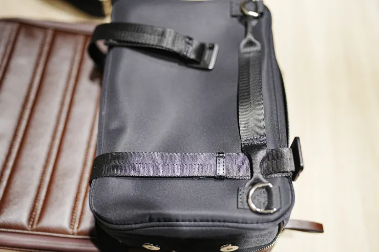 將內背包穿過附加背帶