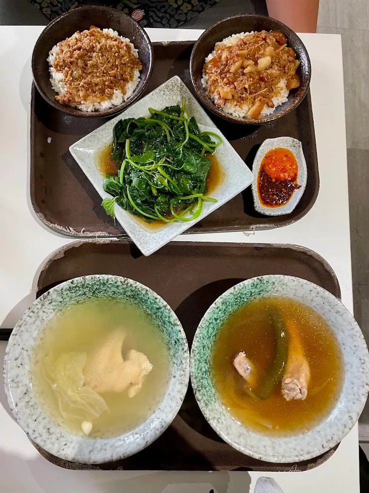 美味的滷肉飯及配菜（圖片截圖於網路）