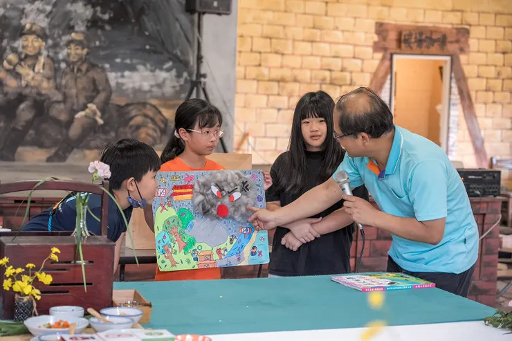 屈尺國小林錫恩校長帶領孩子展現學習成果