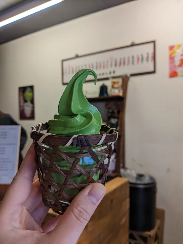 京美人主打抹茶、焙茶系列的甜點，是的我又再吃一支冰（掩面）