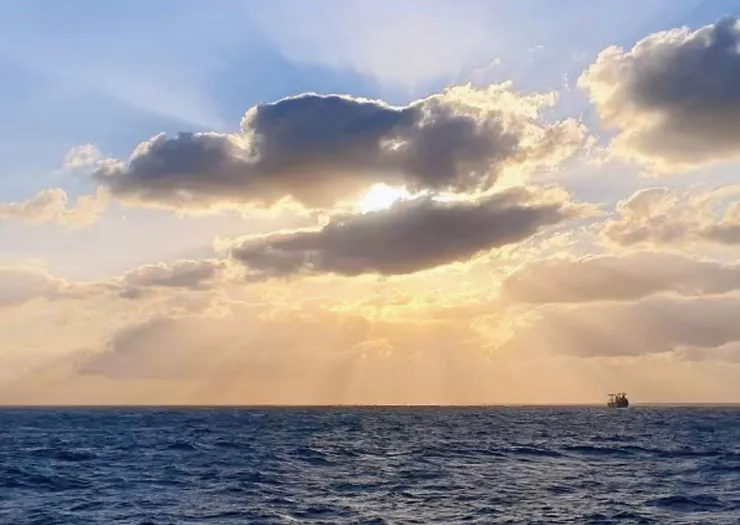 每個人如同生命之海中的一艘小船，循著內在智慧指引，終將能看見航行方向。(攝於2020 星夢郵輪-探索夢號)