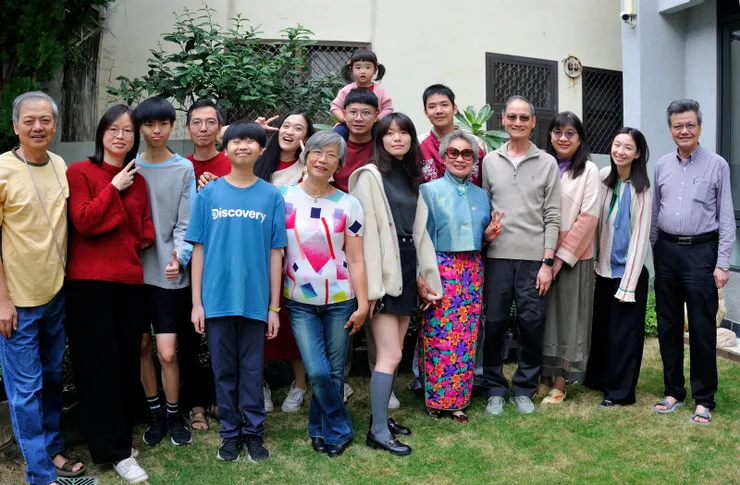 【大合照不齊成常態要習慣別在意！照例大年初一早上在院子拍合照。】