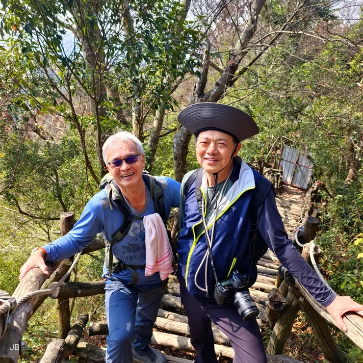 【四季恆更迭退休老人只剩冬之旅 ，山間巧遇白頭老同事道不盡歡喜！3號步道巧遇晚JB半年退休的30餘年老同事峻華。】