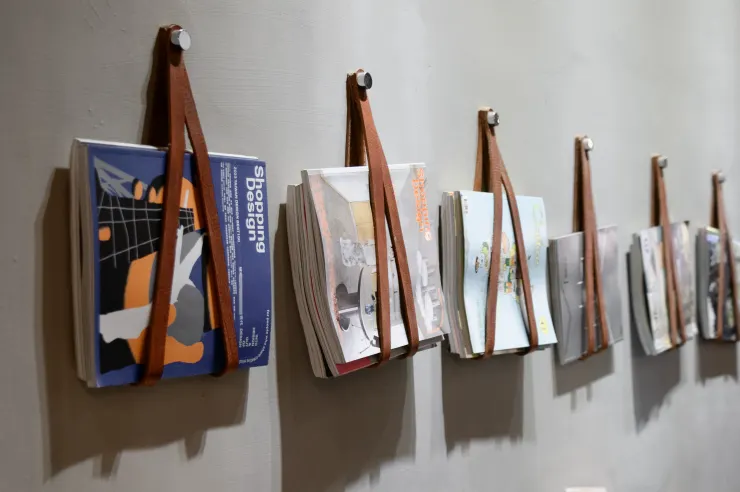 ▲店內的雜誌收藏架十分獨特，直接以兩條皮帶訂在牆上方便顧客拿取。呂國維攝