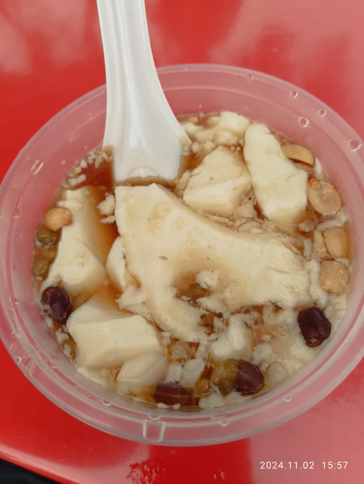 於內埔鄉道老嫗處喝上一碗熱薑汁豆花，30元