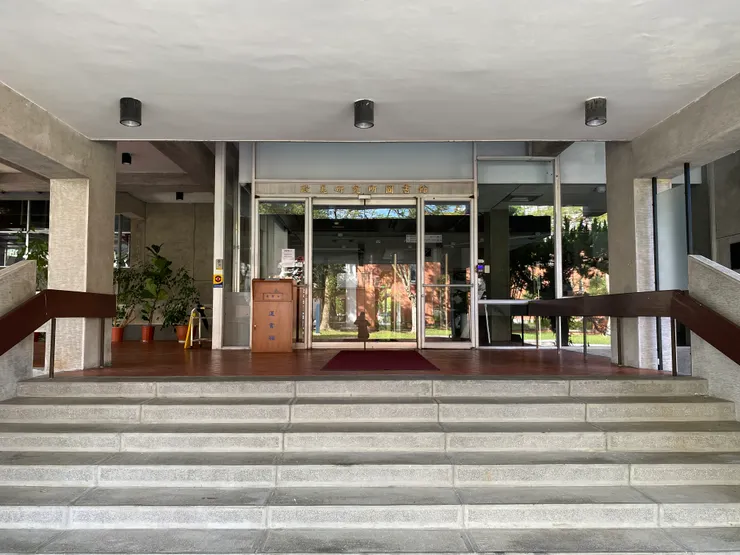 刻意降低雨庇，讓樓梯與人體尺度結合，形成良好的空間體驗