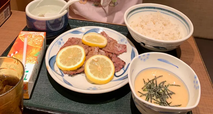 檸檬牛里肌套1600日圓,老闆還主動問女兒要不要把醬菜換成柳橙汁。