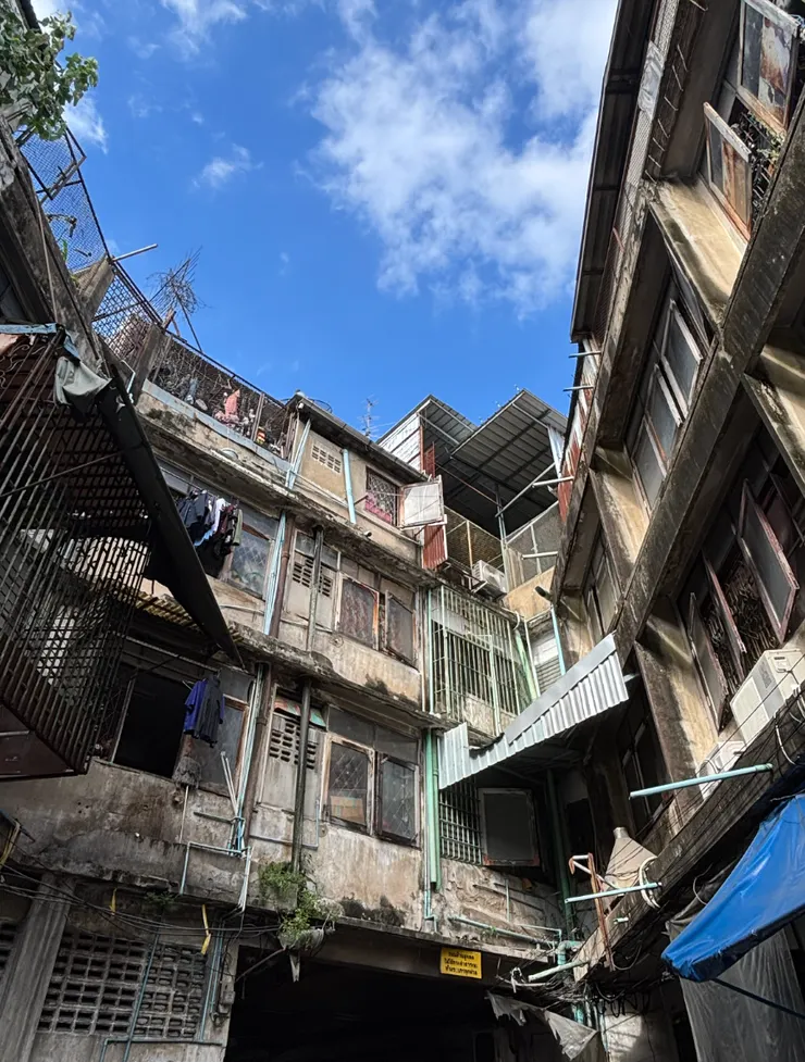 華藍蓬車站附近一處老舊社區，儘管居住空間有限，但這裡離工作地點近、價格相對可負擔。（圖片來源：筆者拍攝）