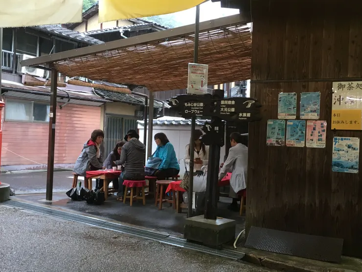 店門對面有舒適的座位區，但已客滿，我們是坐在門口的長椅上