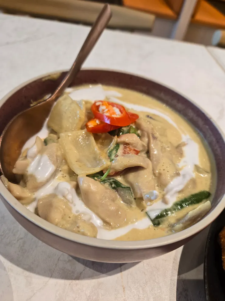 綠咖哩椰汁雞也是下飯好吃,比角椒打拋豬辣一點