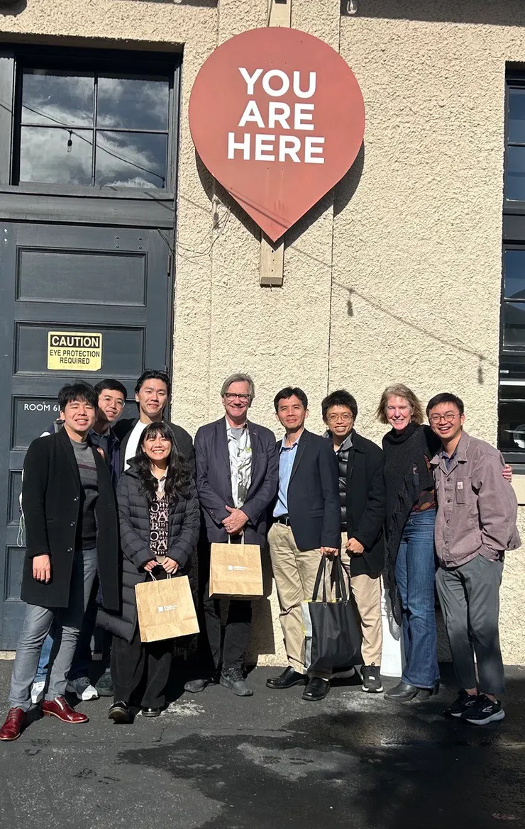 D-School 經典的 YOU ARE HERE 招牌，其實在學院的隔壁建築上。（正中間花襯衫男子為 Bill Burnett）