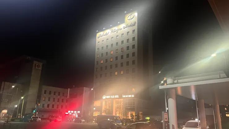 從車站東口出站就能看到旅館。