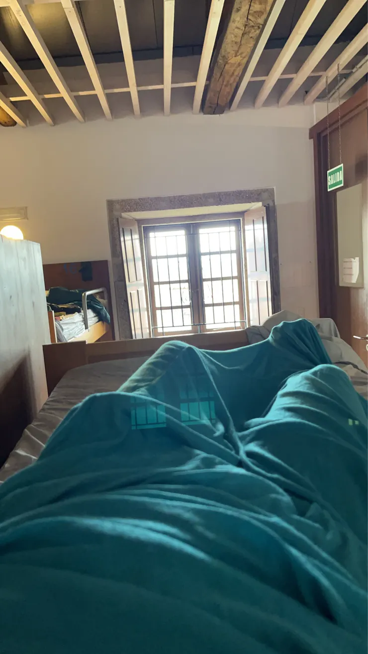 西班牙跟葡萄牙有一小時的時差,第一天到西班牙的時候,雖然到了睡覺的時間天還亮著,只好戴上眼罩睡覺,隔天也搞得像葡萄牙的昨天的4-5點出發一樣