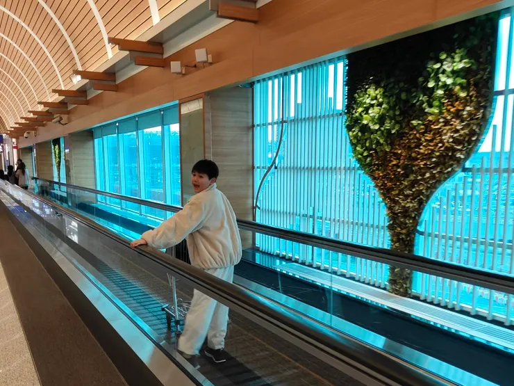 小孩最喜歡機場常見長長的自動走道