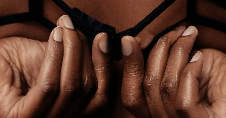 「情色」與「色情」的區別，兩者有著截然不同的意義。Photo by Artem Labunsky on Unsplash