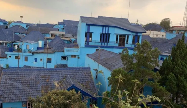 俯瞰 Kampung Tridi 藍色的另一邊