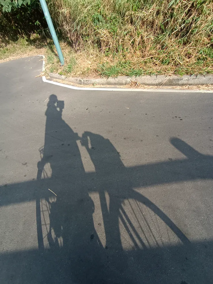 單車女子的影子