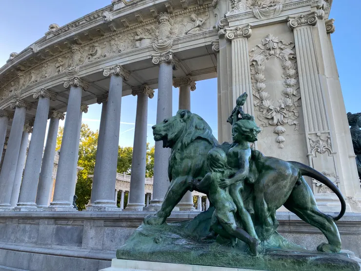 看那個背後的雕刻精細又美麗（感受到當時國家的財力） 