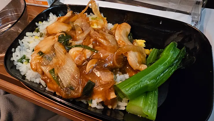 老爸的飛機餐是超好吃的豬肉燴飯!青江菜真的很有港澳地區的風格!