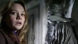 圖左為該集的女主角Sally Sparrow(圖源:維基)