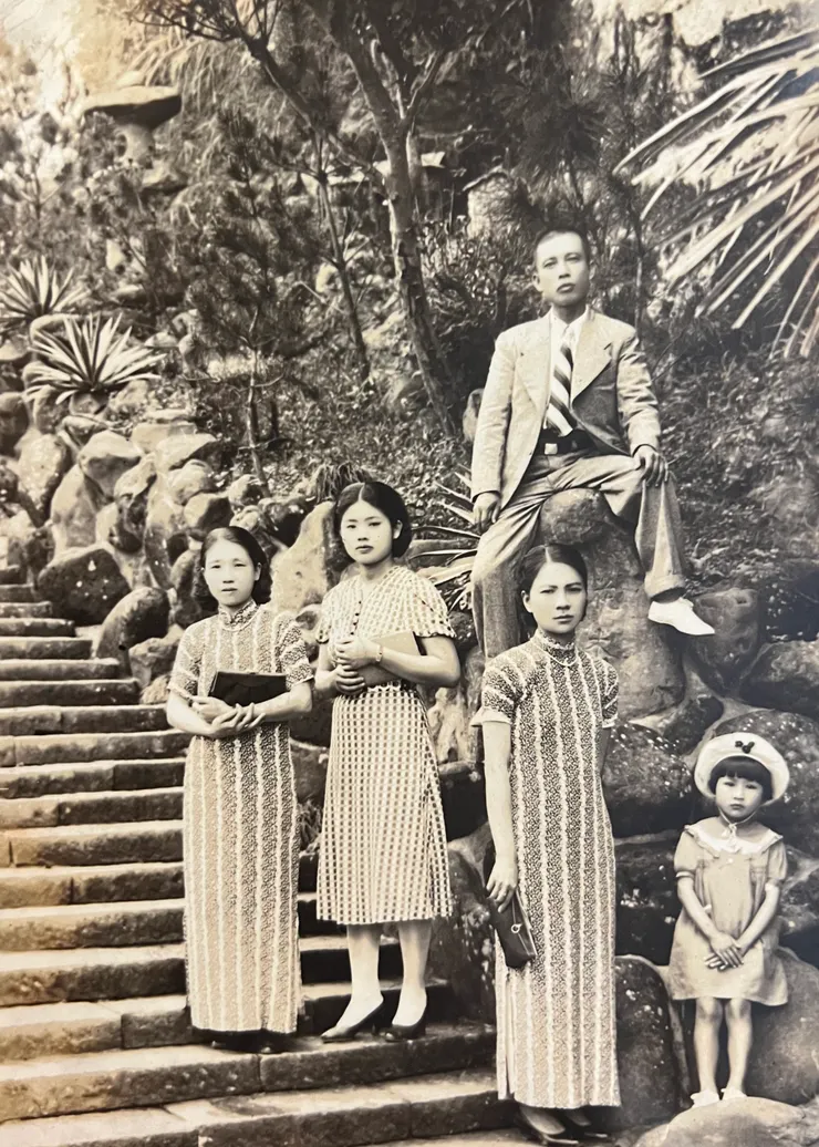 奶奶（前右一）和其中一位好友訂做的旗袍一模一樣， 媽媽的衣帽也好講究啊。&nbsp;