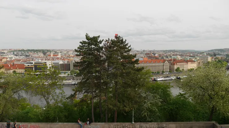 然後你會看到–樹上的椅子(果然是沒遇過颱風的歐洲。)