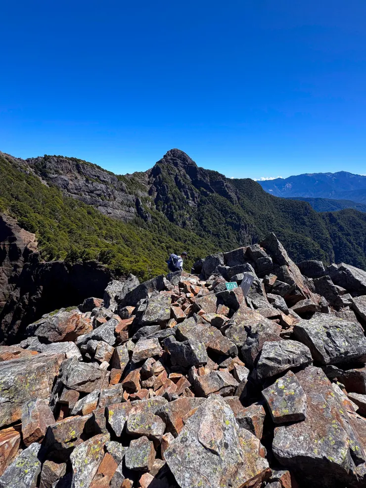 這裡的岩石都在比誰最大顆