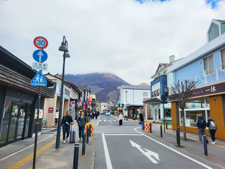 日本大分-由布岳 || 一出車站就可以看到由布岳安穩的座落在後方~景色真的真的很棒，一定還要再來一次，吃甜點!!