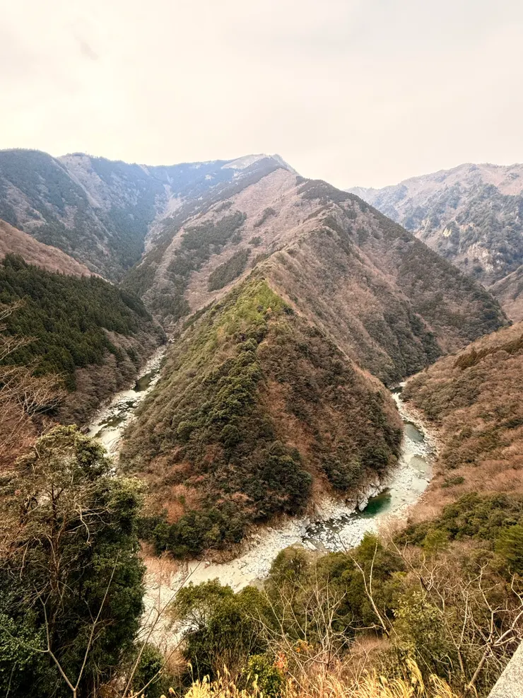 司機帶我們去的路邊拍照景點： 「ひの字渓谷」，因為溪谷彎曲的形狀很像日文平假名 「ひ」而得名。算是日本的馬蹄灣吧。