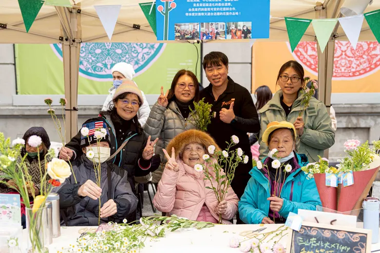(圖說:何天元執行長陪同住民製作花藝增添生活情趣。)