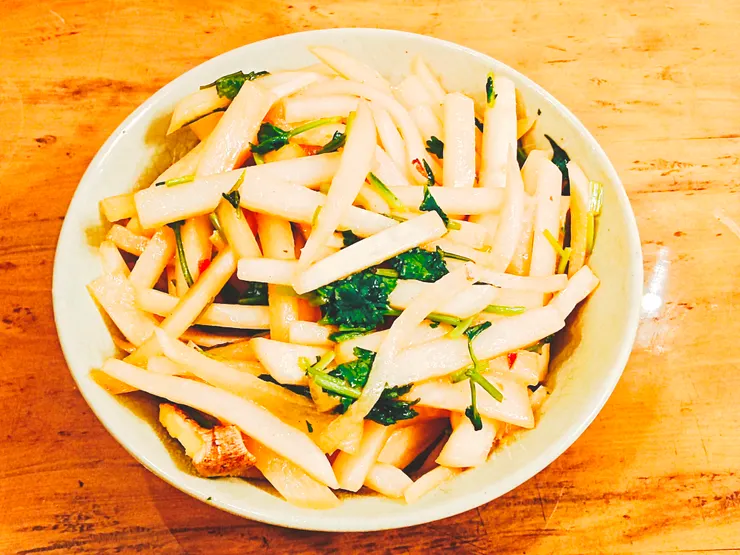 薑爆白蘿蔔炒香菜                                                                  梵靈乾坤工作室提供